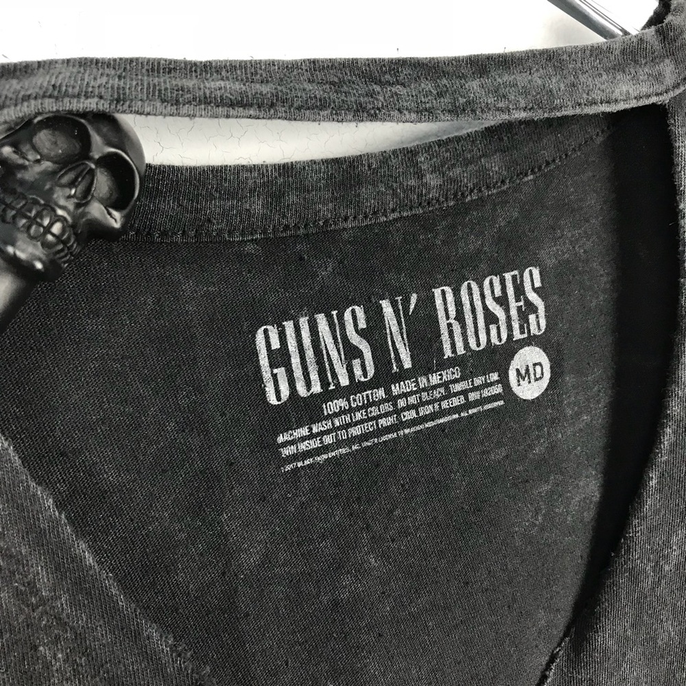 Sold🥀Guns N’ Roses Choker V-Neck Graphic Band Tee - Picture 6 of 6